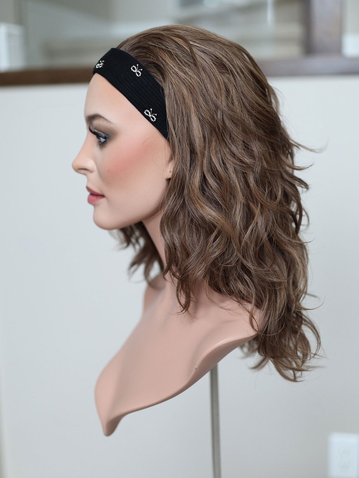 20" Elana Wavy Bandfall Active Wig (S)