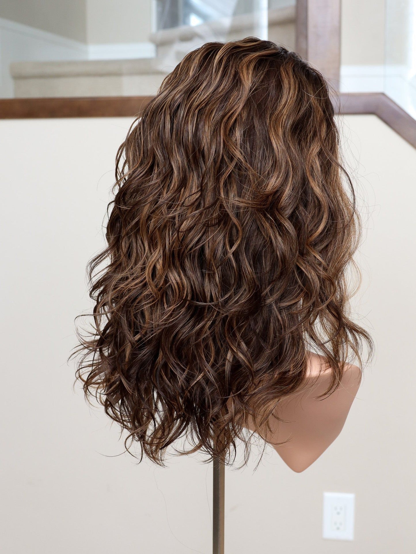 20" Gabriella Wavy Bandfall Active Wig (M)