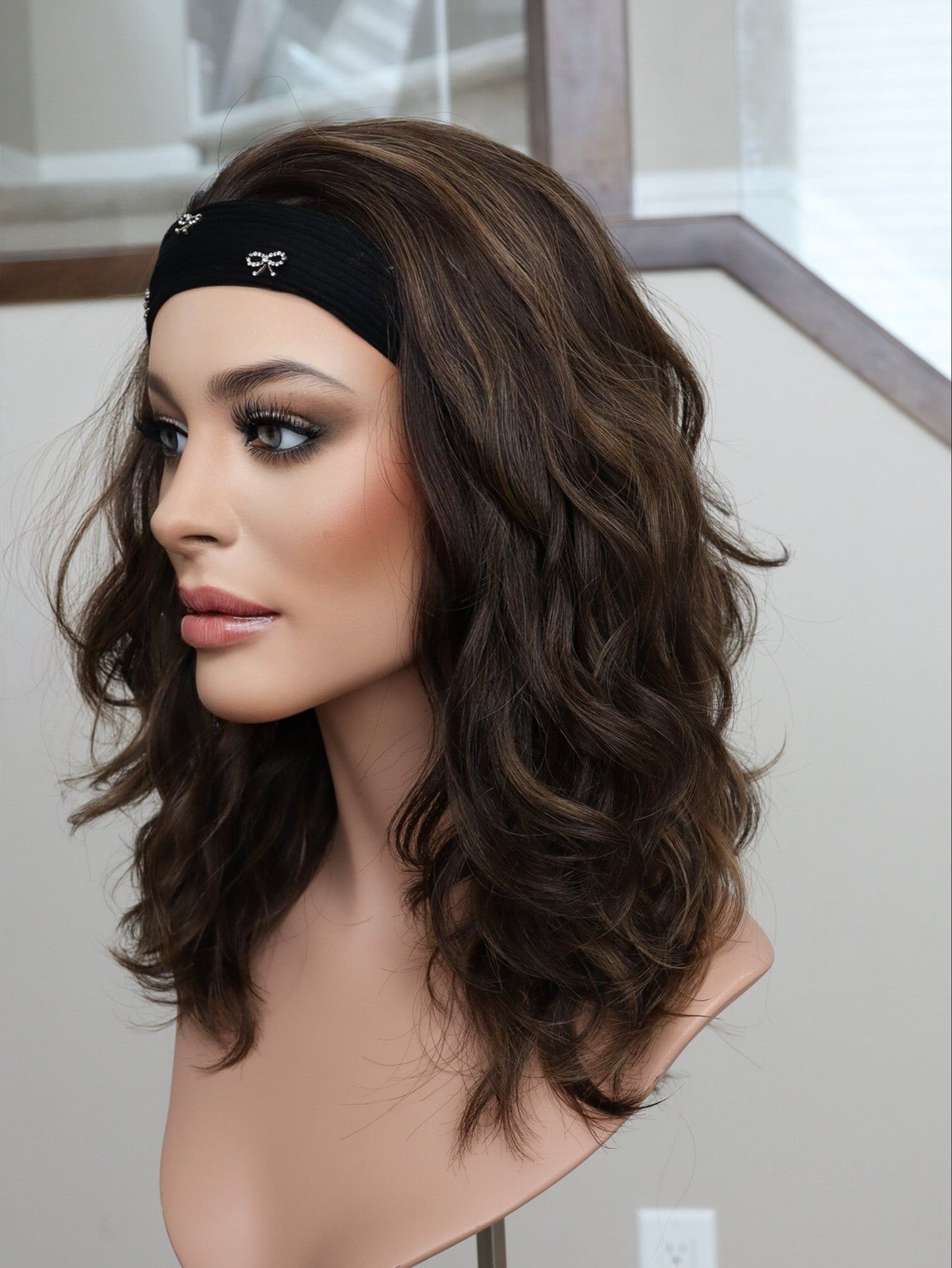 20" Mia Wavy Bandfall Active Wig (M)