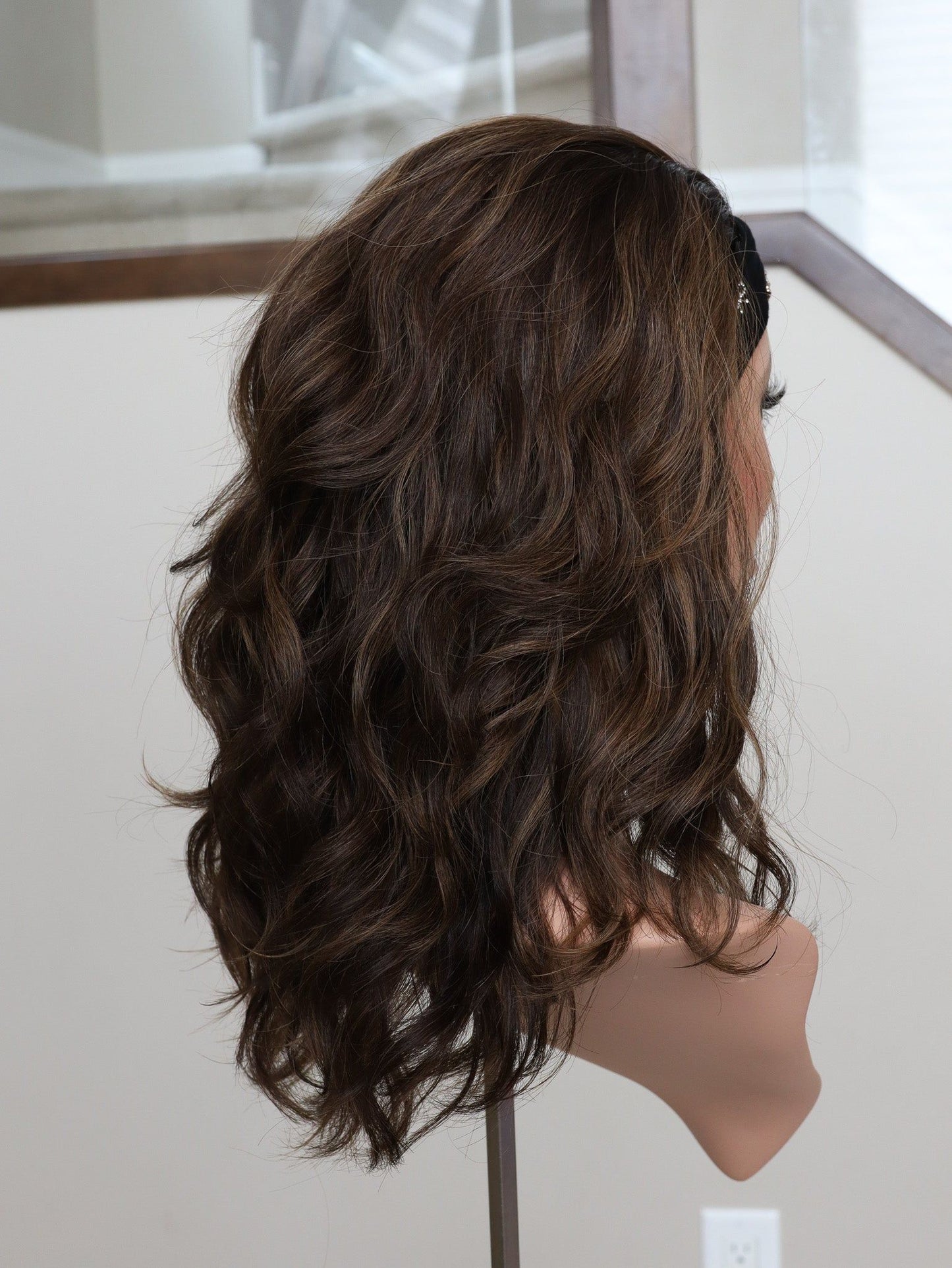 20" Mia Wavy Bandfall Active Wig (M)