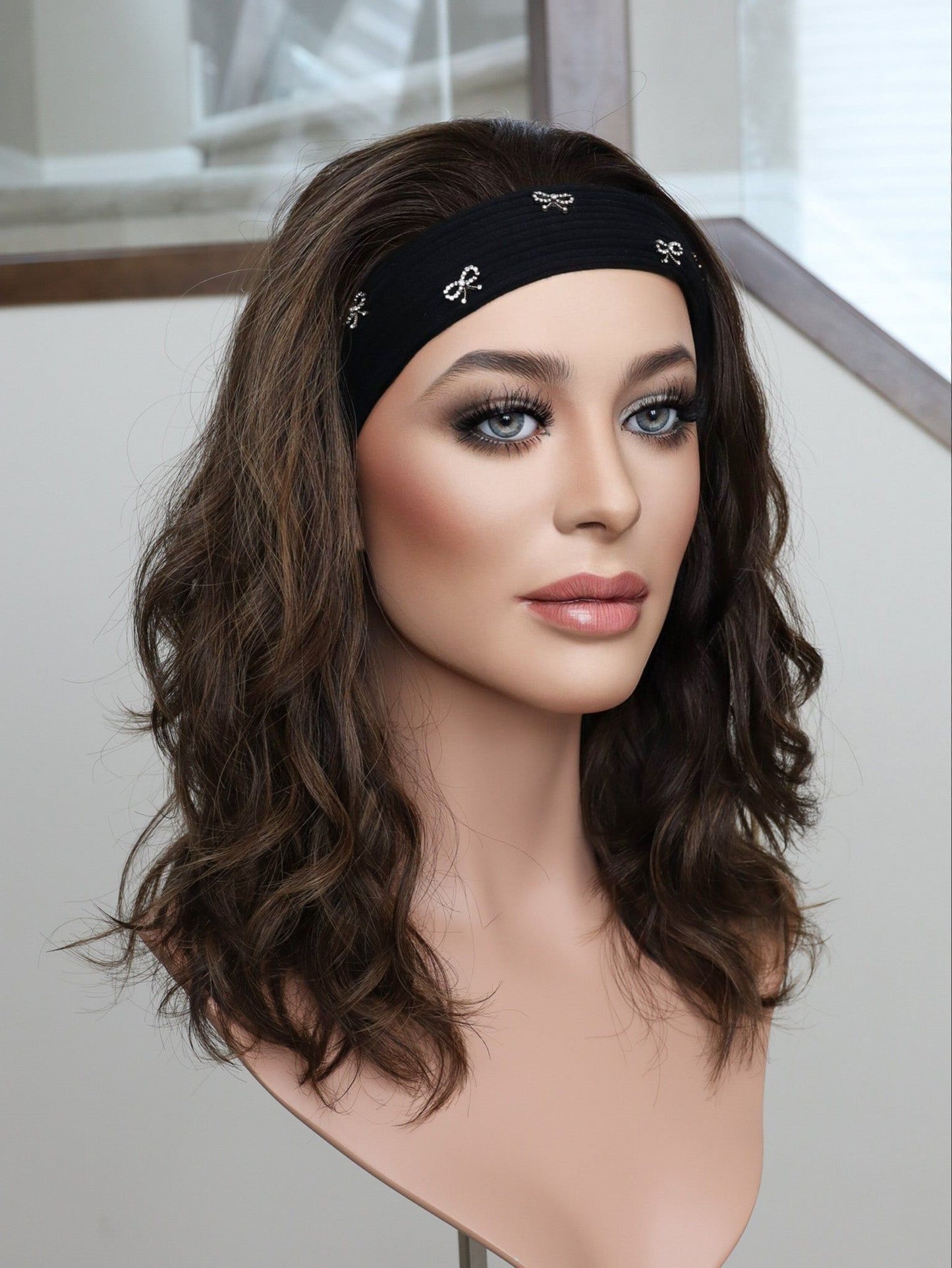 20" Mia Wavy Bandfall Active Wig (M)