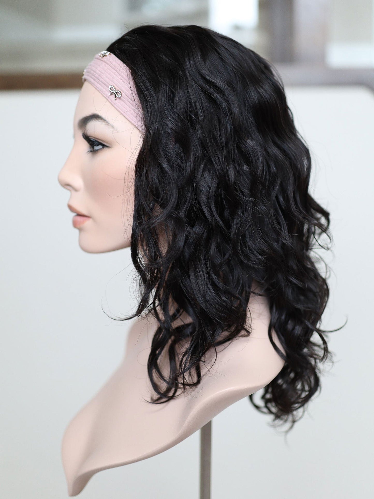 20" Natural Black Wavy Bandfall Active Wig (M)