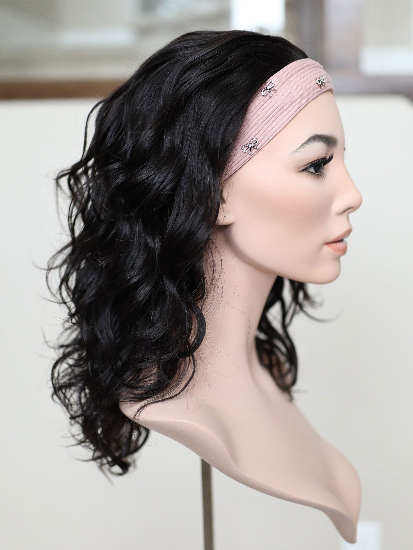 20" Natural Black Wavy Bandfall Active Wig (M)