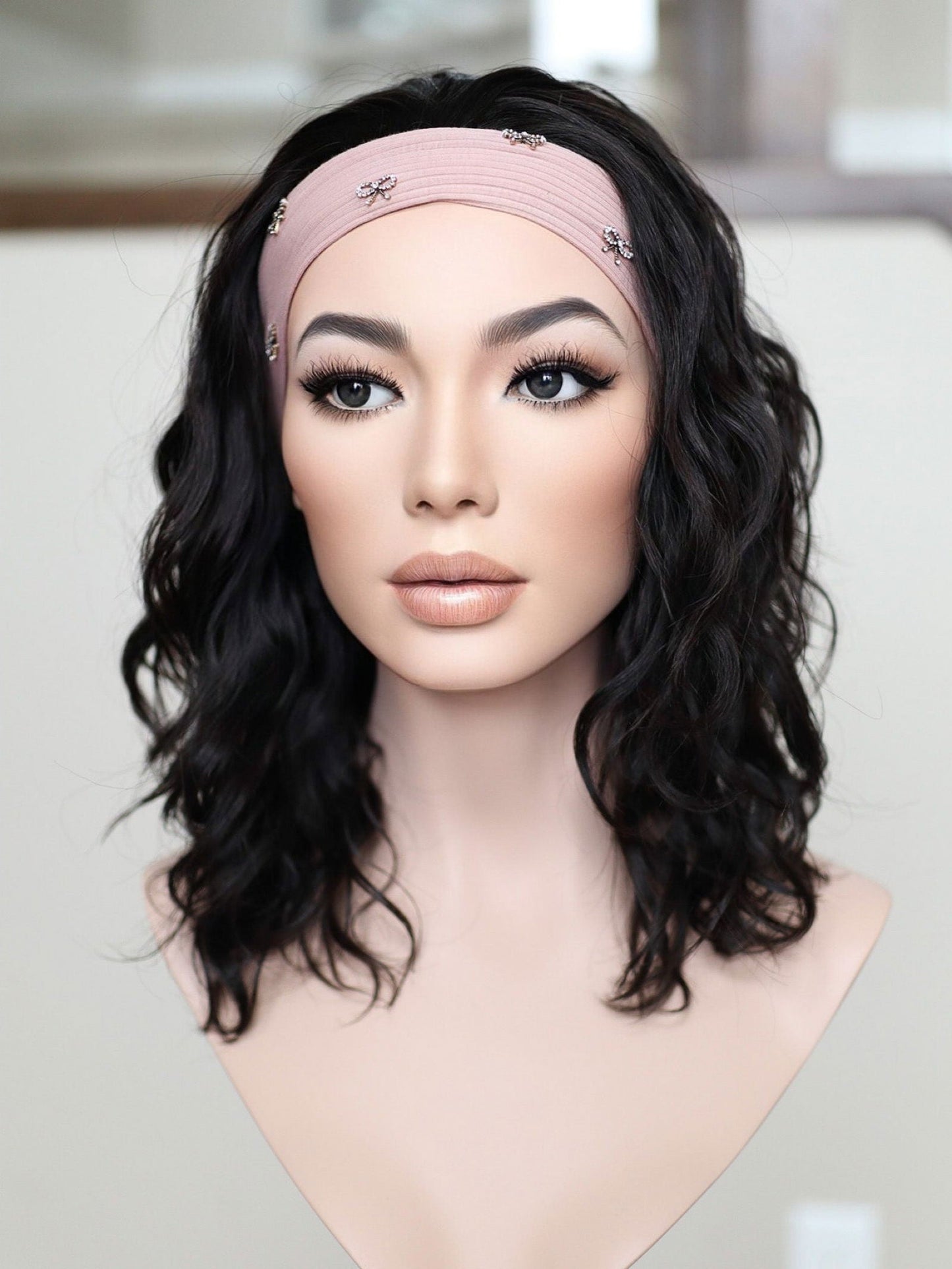 20" Natural Black Wavy Bandfall Active Wig (M)