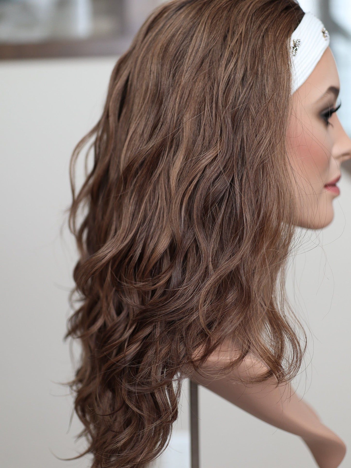 22" Elana Wavy Bandfall Wig (S)