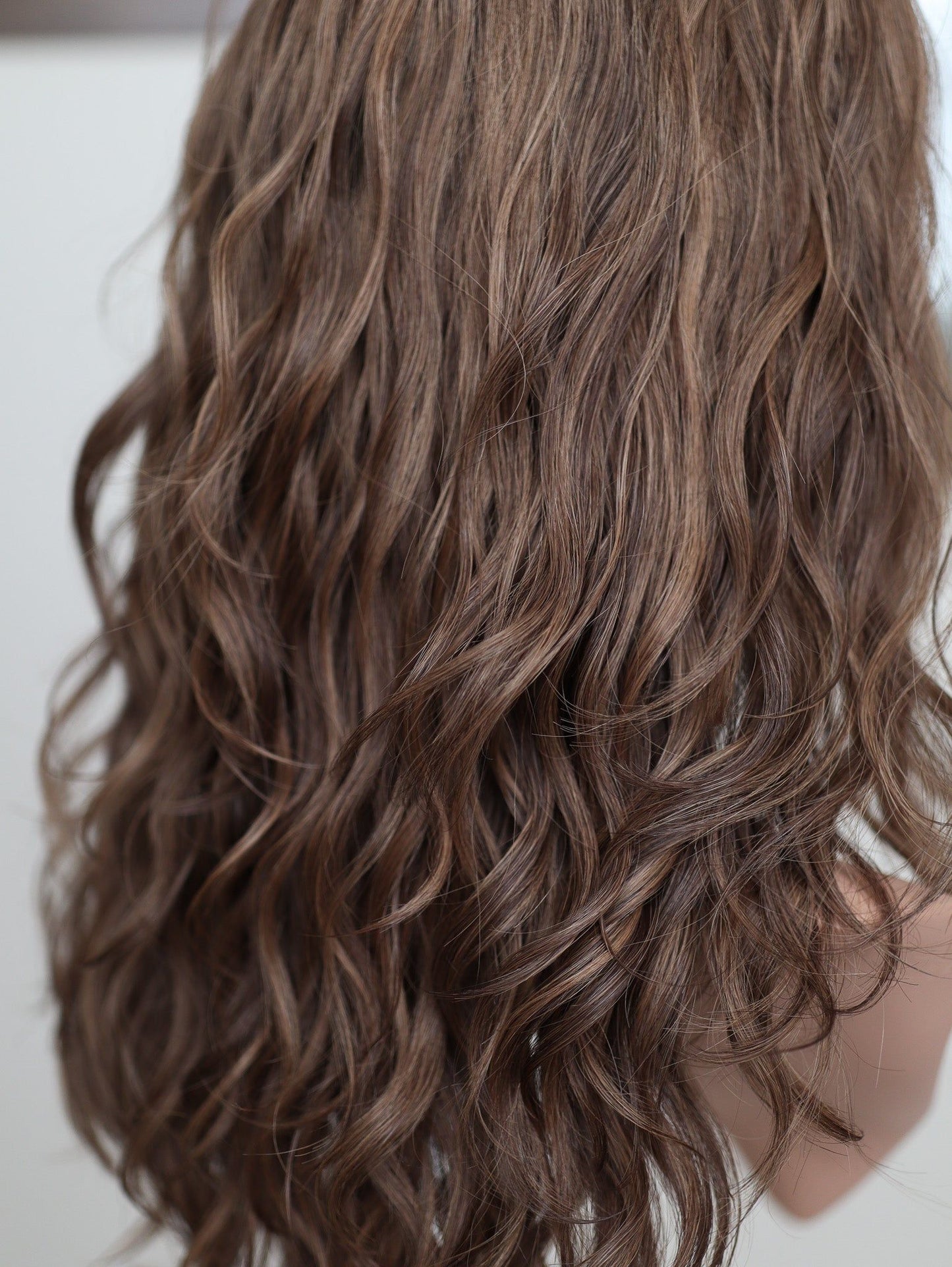 22" Elana Wavy Bandfall Wig (S)