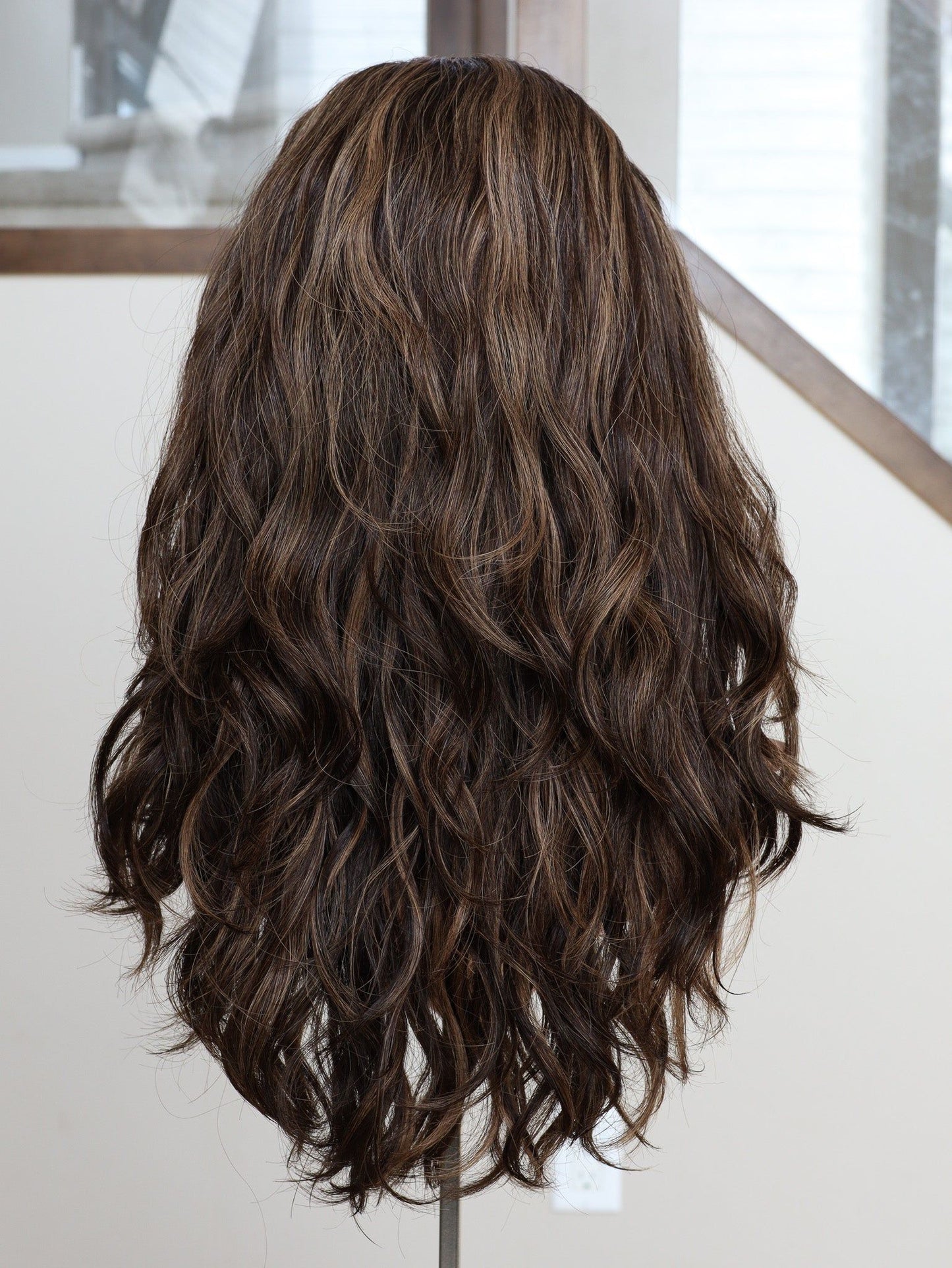 22" Jennifer Wavy Bandfall Active Wig (M)