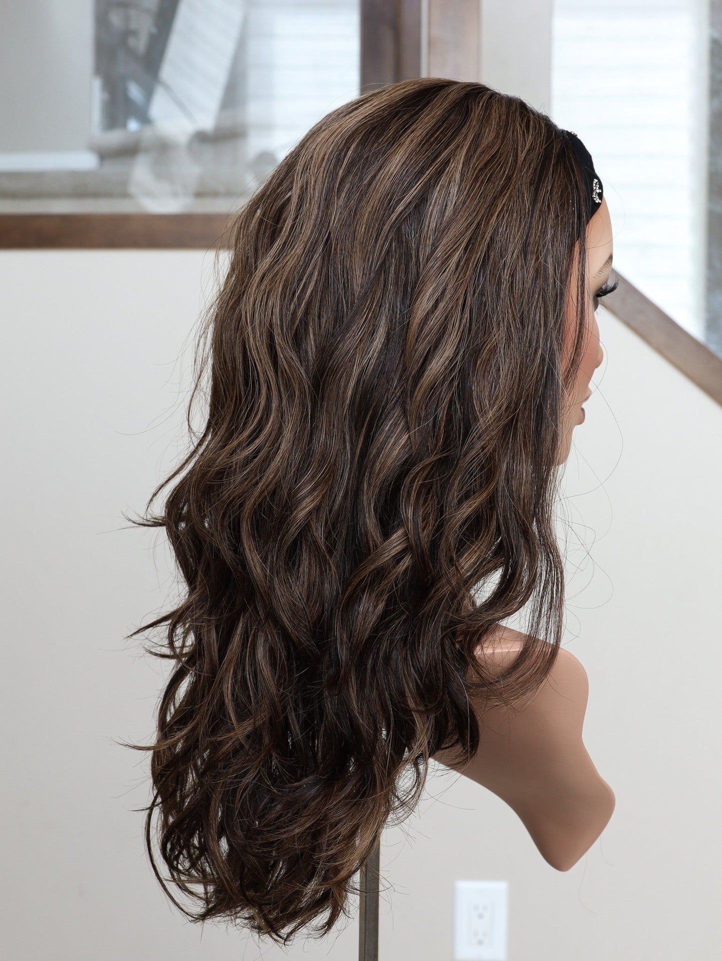 22" Jennifer Wavy Bandfall Active Wig (M)