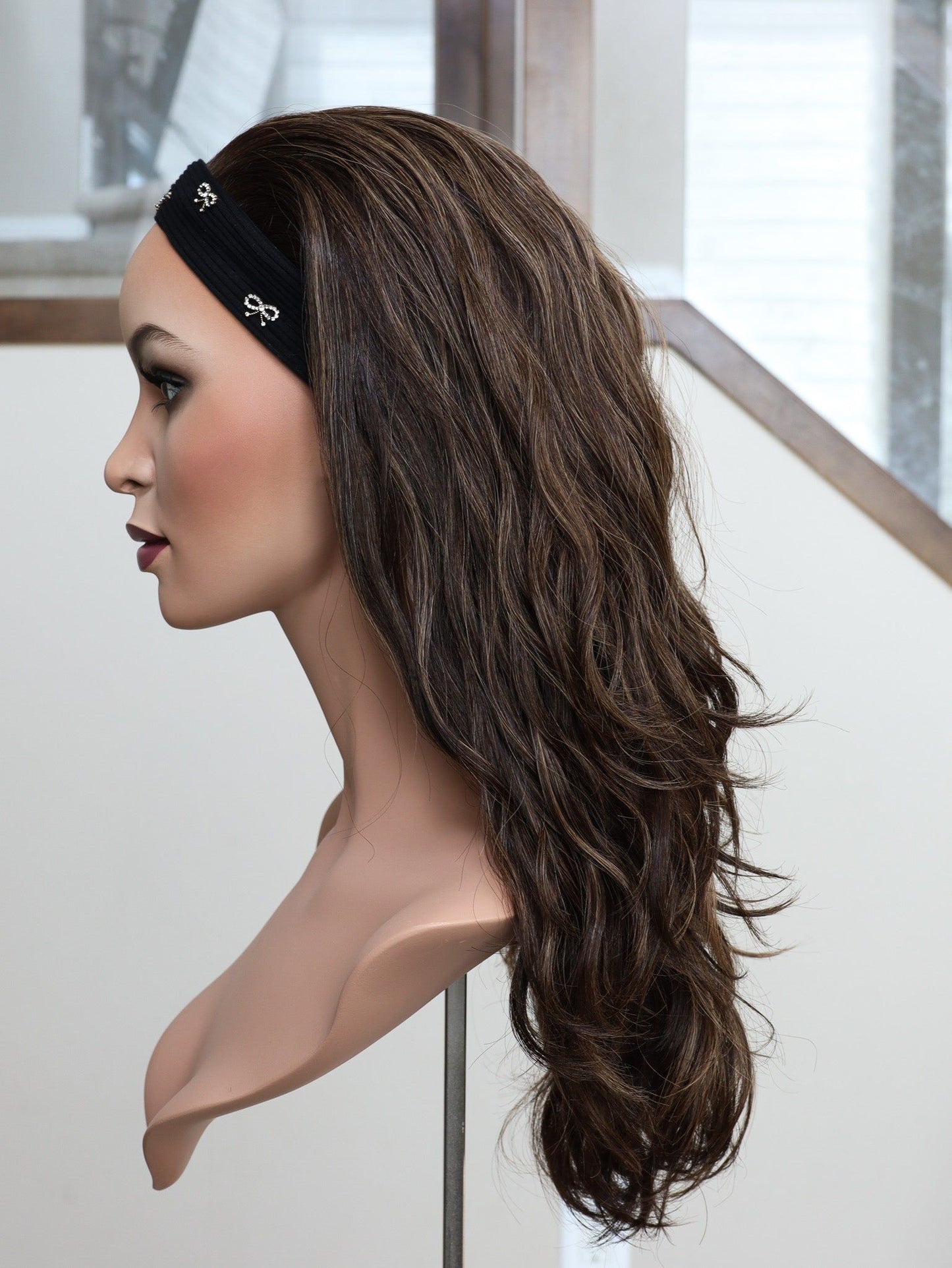 22" Jennifer Wavy Bandfall Active Wig (M)