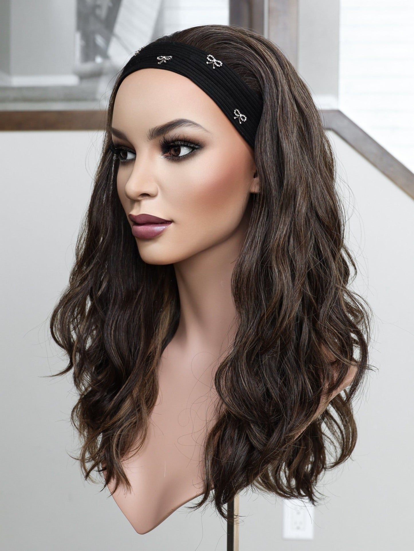 22" Jennifer Wavy Bandfall Active Wig (M)