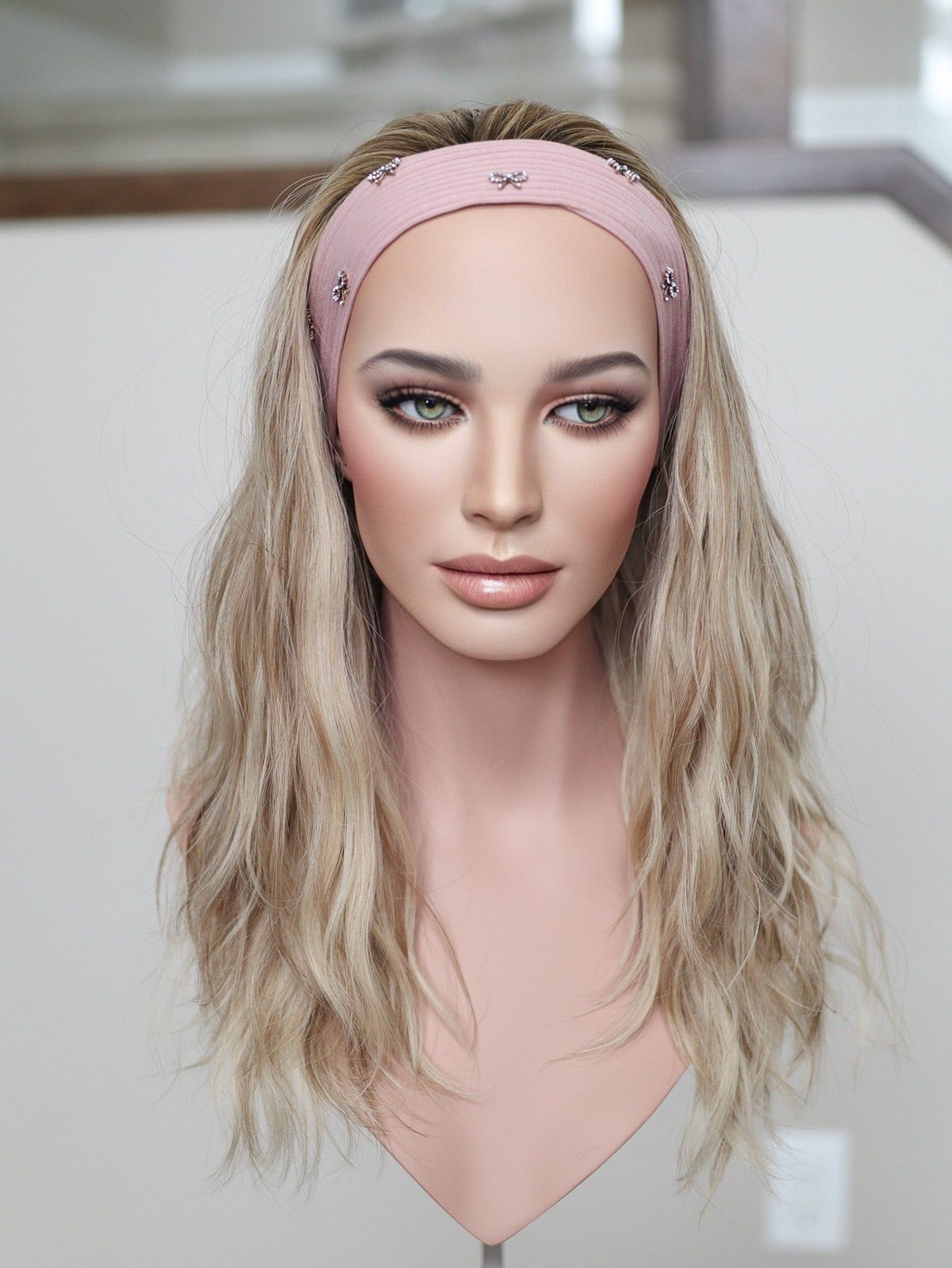 22" Kassidy Wavy Bandfall Active Wig (S)
