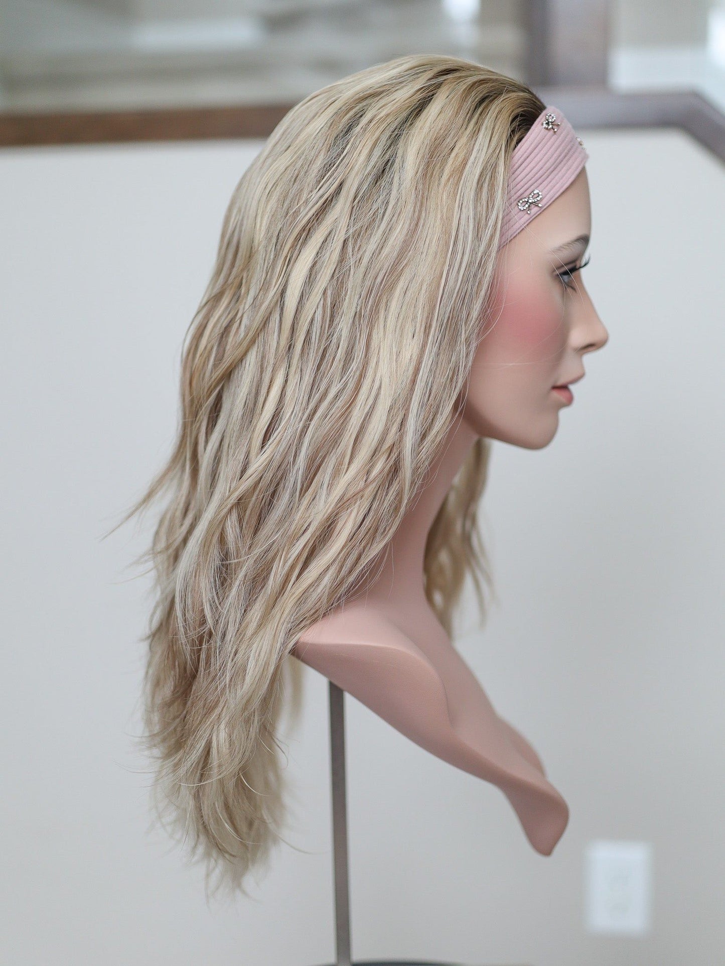 22" Kassidy Wavy Bandfall Active Wig (S)