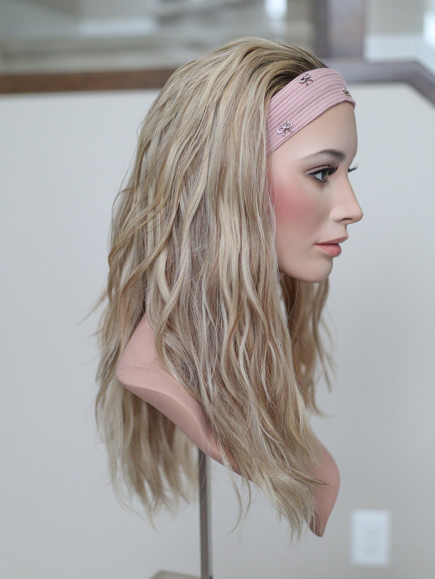 22" Kassidy Wavy Bandfall Active Wig (S)