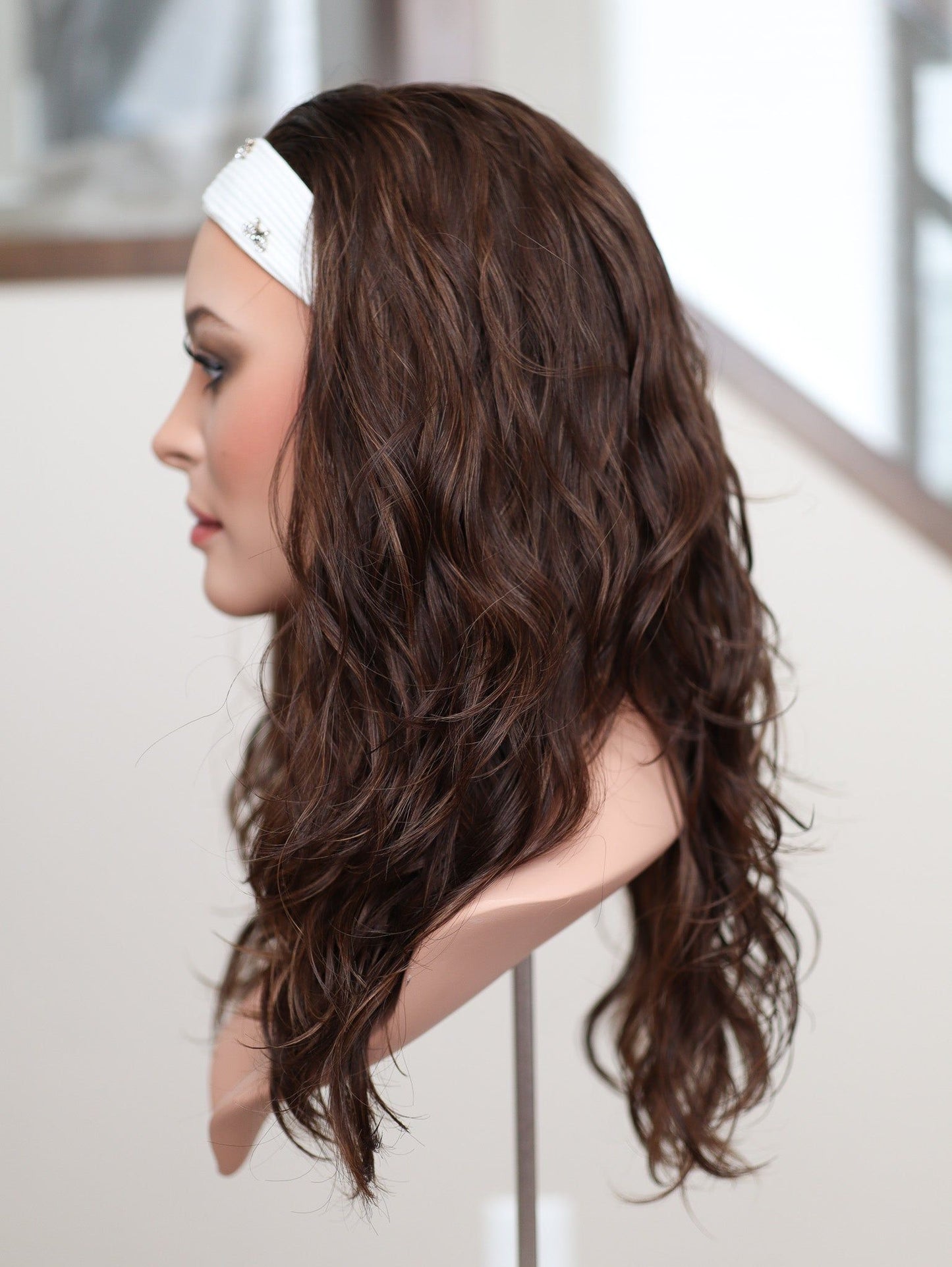 22" Mia Wavy Bandfall Active Wig (M)